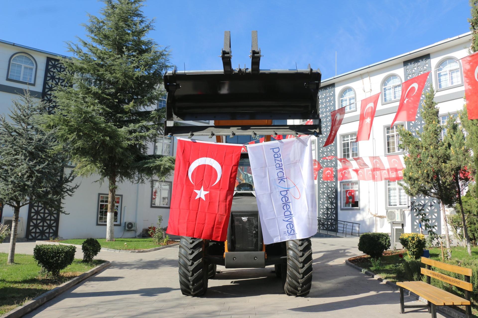 Başkan Ekrem İMAMOĞLU Pazarcık'a Kepçe Hibe Etti